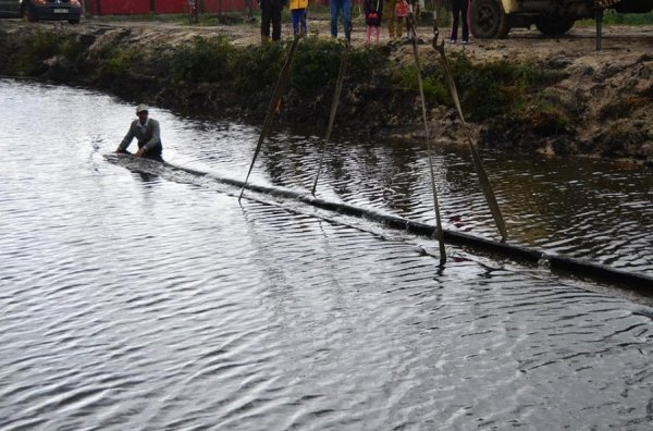Унікальні світлини: як піднімали з води старовинний човен. ФОТО. ВІДЕО