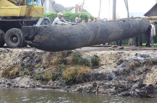 Унікальні світлини: як піднімали з води старовинний човен. ФОТО. ВІДЕО