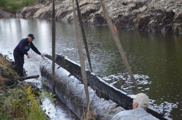 Унікальні світлини: як піднімали з води старовинний човен. ФОТО. ВІДЕО