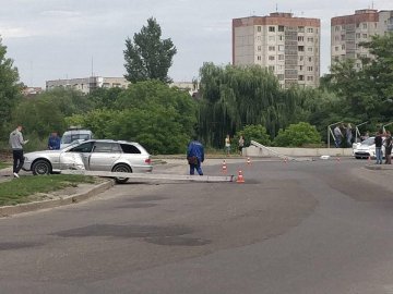 У Луцьку BMW «на бляхах» зніс два стовпи. ФОТО