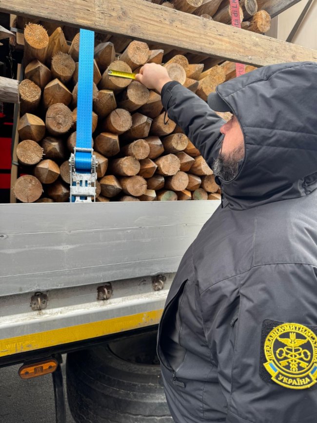 Через «Ягодин» намагалися незаконно вивезти з України 29 тонн сосни 