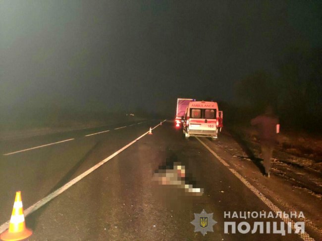 На трасі «Київ-Чоп» під колесами вантажівки загинув чоловік. ФОТО