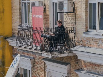 У центрі Луцька влаштовують концерти на балконі