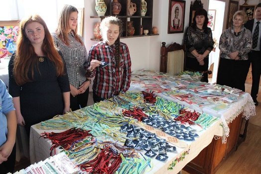 На Волині студенти виготовили півтори тисячі патріотичних «дрібничок». ФОТО