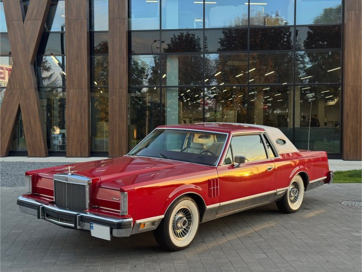 У Луцьку продають унікальний раритетний Lincoln Continental за майже 100 тисяч доларів