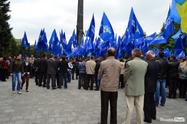 Антифашистська акція Партії регіонів у Луцьку. ФОТО