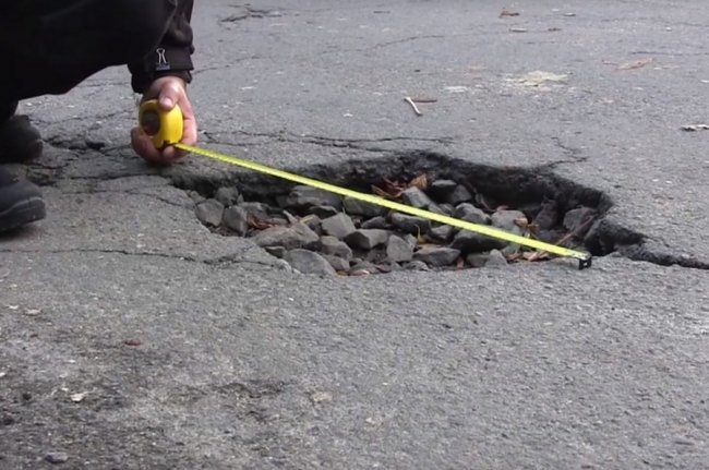 У Володимирі-Волинському копи разом з активістом проводили заміри ям. ВІДЕО