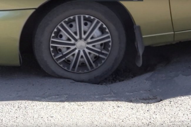 У Володимирі-Волинському копи разом з активістом проводили заміри ям. ВІДЕО