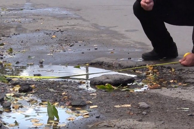 У Володимирі-Волинському копи разом з активістом проводили заміри ям. ВІДЕО