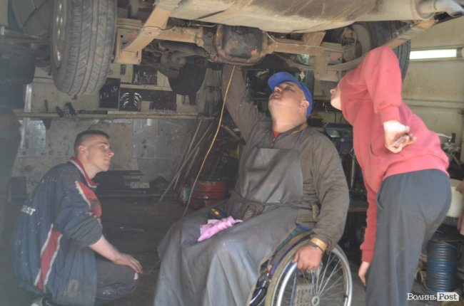 Майстерня у Луцьку безоплатно ремонтує автомобілі на фронт і адаптовує машини для воїнів з інвалідністю