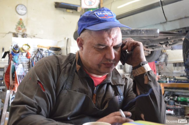 Майстерня у Луцьку безоплатно ремонтує автомобілі на фронт і адаптовує машини для воїнів з інвалідністю