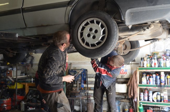 Майстерня у Луцьку безоплатно ремонтує автомобілі на фронт і адаптовує машини для воїнів з інвалідністю
