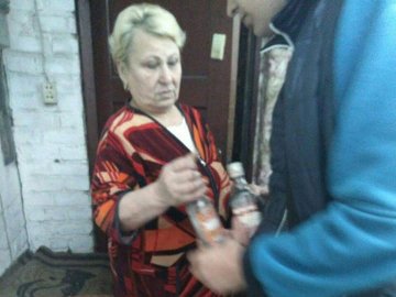 У Луцьку жінка торгувала «з рук» сумнівним алкоголем