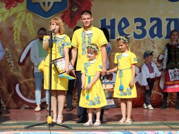На Волині сім'я виграла путівку в Париж за найкрасивіші вишиванки