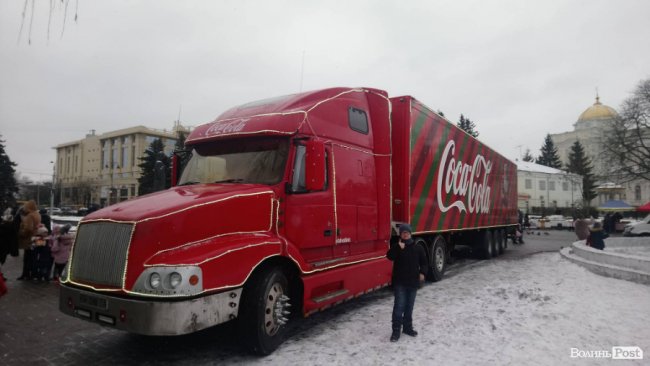 Новорічна вантажівка «Coca-Cola» – у Луцьку. ФОТО