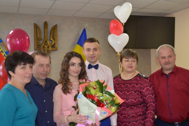 Як на Волині в День закоханих одружуються молодята. ФОТО