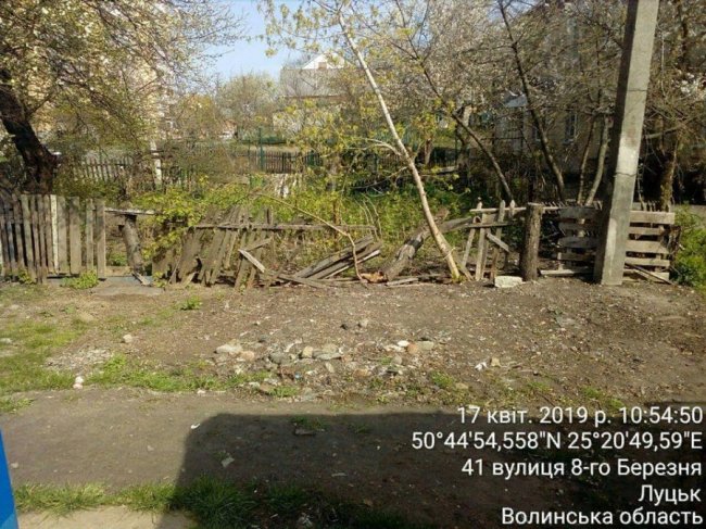 У Луцьку знесли занедбані паркани