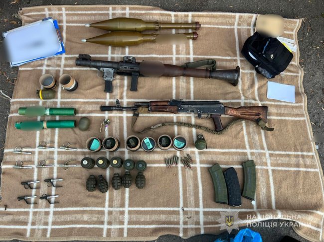 У Луцьку в гаражі 48-річного чоловіка знайшли цілий арсенал зброї та боєприпасів