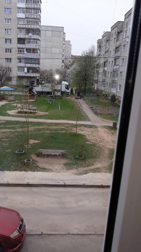 «Діти тепер граються досками», - лучанка обурюється діями муніципалів. ФОТО