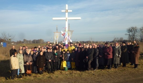Духовенство і вірні парафії Святого Йоана Хрестителя після освяти хреста на місці, де коїться багато аварій. Фото Олексія Кирилюка.