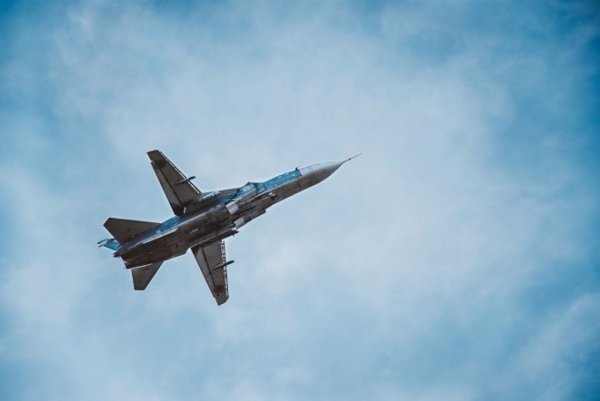 Краса і сила: в мережі з'явились нові фото літаків у небі над Луцьком. ФОТО