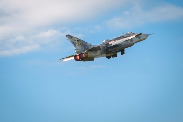 Краса і сила: в мережі з'явились нові фото літаків у небі над Луцьком. ФОТО