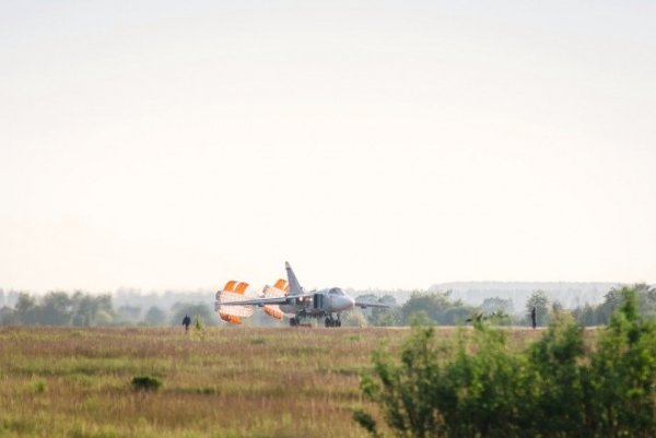 Краса і сила: в мережі з'явились нові фото літаків у небі над Луцьком. ФОТО