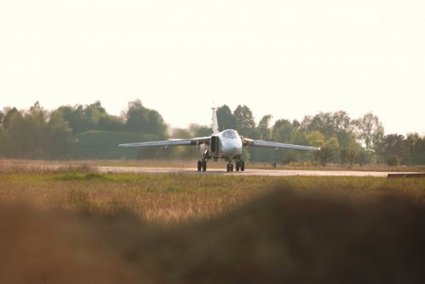 Краса і сила: в мережі з'явились нові фото літаків у небі над Луцьком. ФОТО