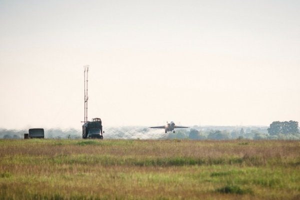 Краса і сила: в мережі з'явились нові фото літаків у небі над Луцьком. ФОТО