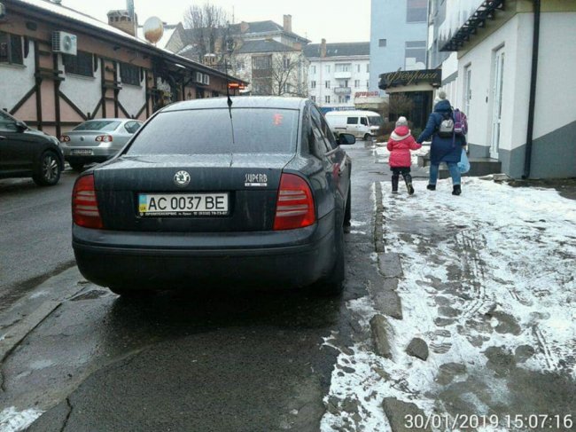 Луцькі муніципали покарали автохамів. ФОТО