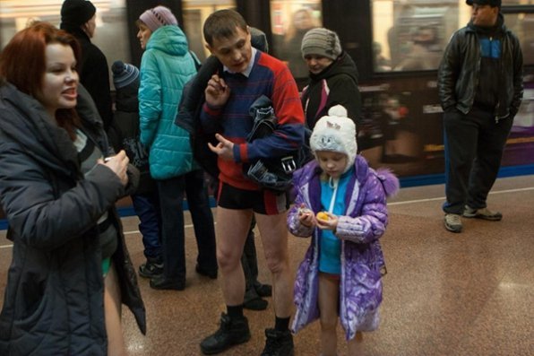 Півсотні людей проїхалося в київському метро без штанів. ФОТО. ВІДЕО