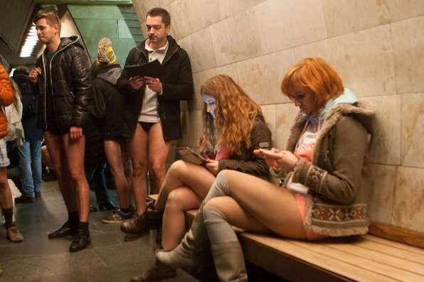 Півсотні людей проїхалося в київському метро без штанів. ФОТО. ВІДЕО