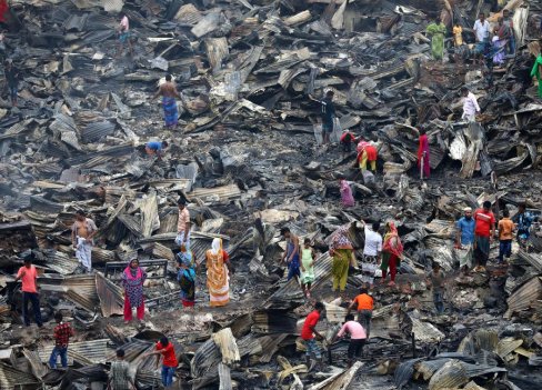 Внаслідок масштабної пожежі у столиці Бангладеш згоріло 15 тисяч будинків. ФОТО