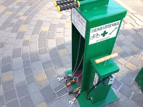 У Хмельницькому встановили безкоштовну ремонтну стійку для велосипедів. ФОТО