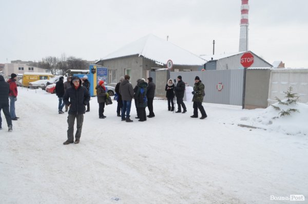 Блокування ВВшників у Луцьку: день другий. ФОТО