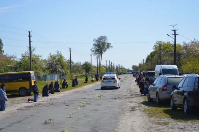 Дорога устелена квітами: на Волині зустріли загиблого Героя Олександра Жипу