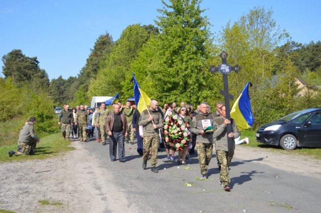 Дорога устелена квітами: на Волині зустріли загиблого Героя Олександра Жипу