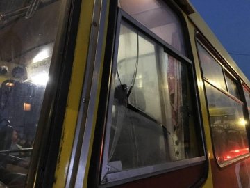 У Луцьку неадекватний велосипедист без причини побив скло у маршрутці