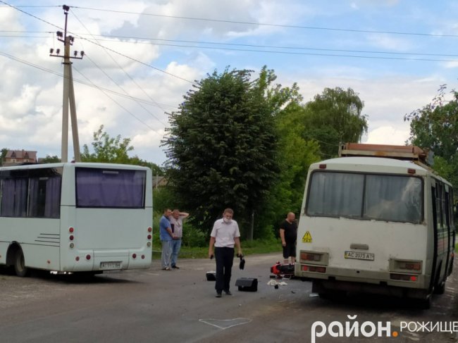 У Рожищі – ДТП за участю двох маршруток та мотоцикліста. ФОТО