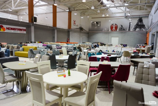 У Новий рік – із новими меблями: у луцькому торговому центрі «Нова Маркет» – знижки на столи і дивани. ФОТО*