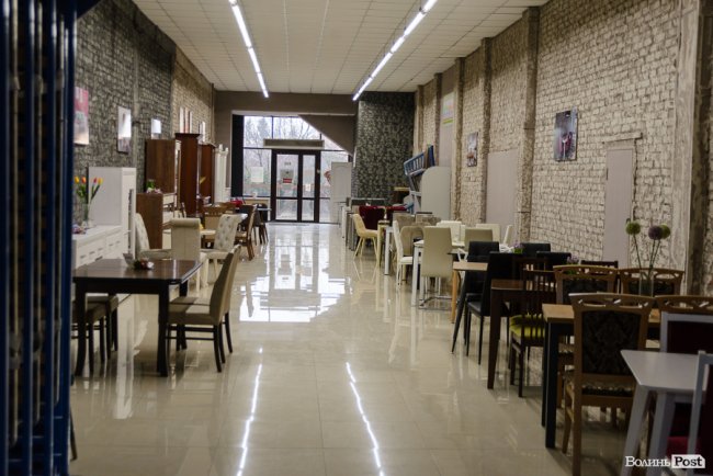 У Новий рік – із новими меблями: у луцькому торговому центрі «Нова Маркет» – знижки на столи і дивани. ФОТО*