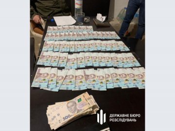 ДБР затримало на хабарі у 100 тисяч двох офіцерів ЗСУ. ФОТО. ВІДЕО