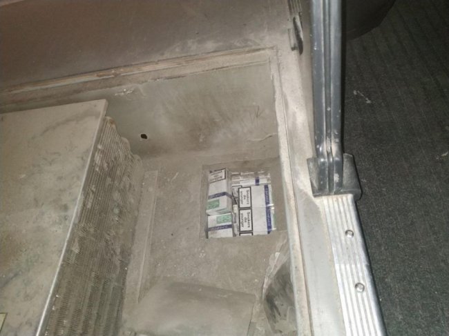 Понад тисяча пачок цигарок і медалі часів СРСР: на «Ягодині» затримали двох водіїв «Сетри» із незаконним багажем. ФОТО