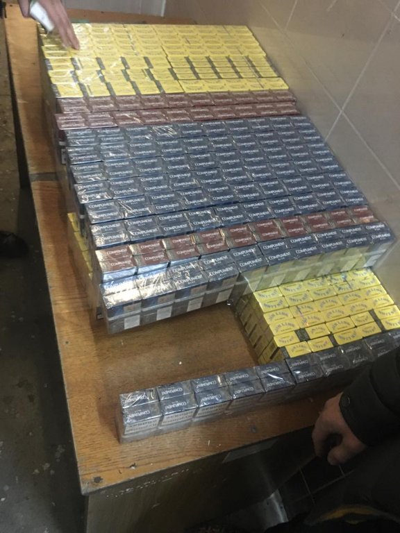 Понад тисяча пачок цигарок і медалі часів СРСР: на «Ягодині» затримали двох водіїв «Сетри» із незаконним багажем. ФОТО