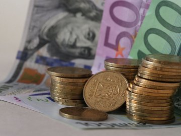 Долар і євро падають у ціні: курс валют у Луцьку на 12 грудня