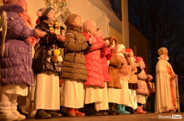 У Луцьку засвітили головні ялинки міста. ФОТО 