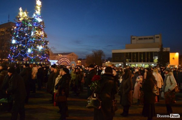 У Луцьку засвітили головні ялинки міста. ФОТО 