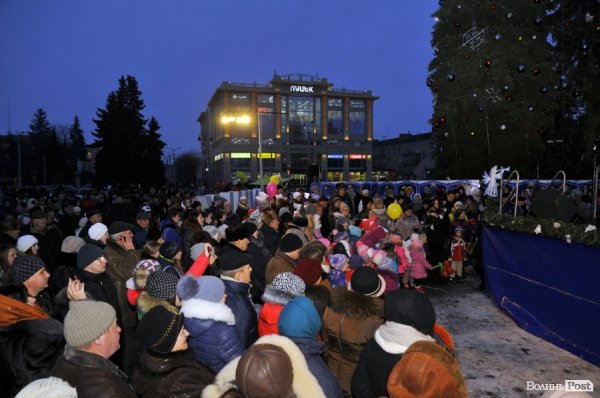 У Луцьку засяяла головна ялинка