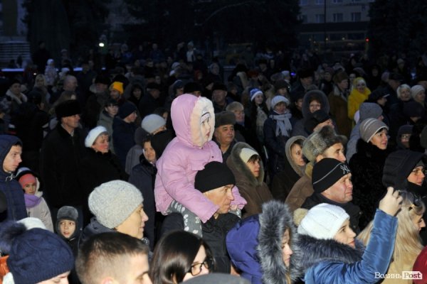 У Луцьку засяяла головна ялинка