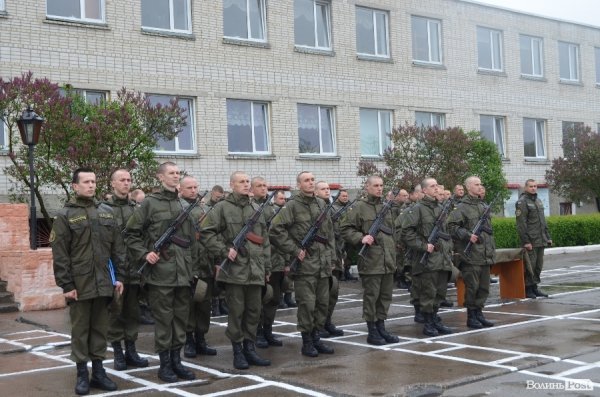 У Луцьку складали військову присягу під дощем